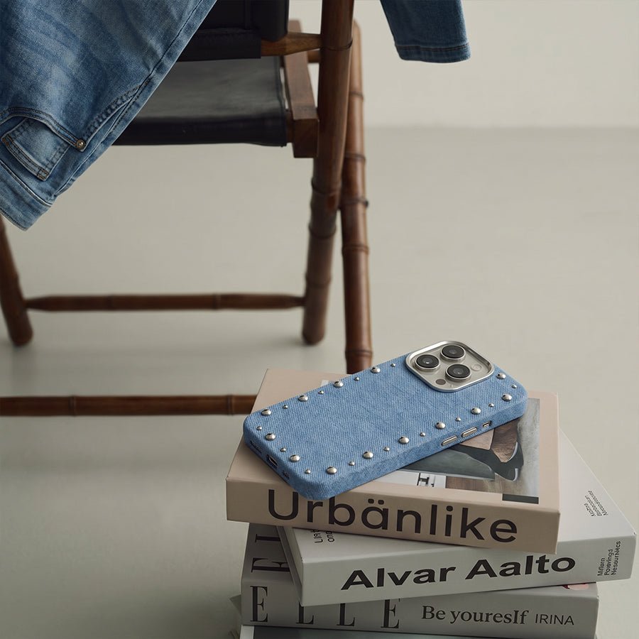 Carcasa Denim MagBattery para iPhone 13 Pro Max — vista en ángulo estilo casual
