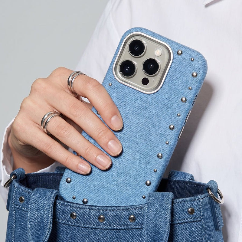 Detalle del acabado vaquero de la funda Denim MagBattery para iPhone 13 Pro
