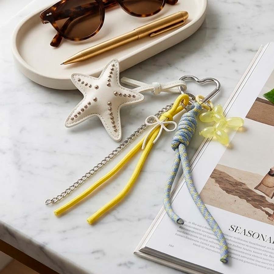 Charm colgante estrella de mar colgado de un bolso